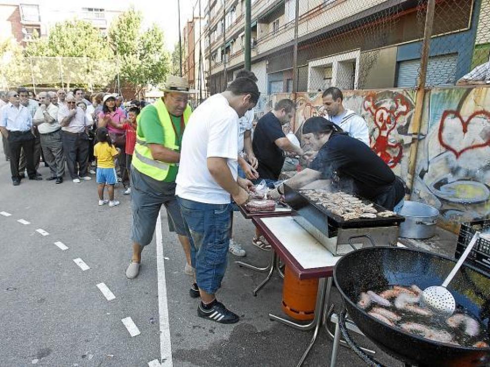 La peña Los Marinos y la comisión prepararon longaniza y panceta para los vecinos.