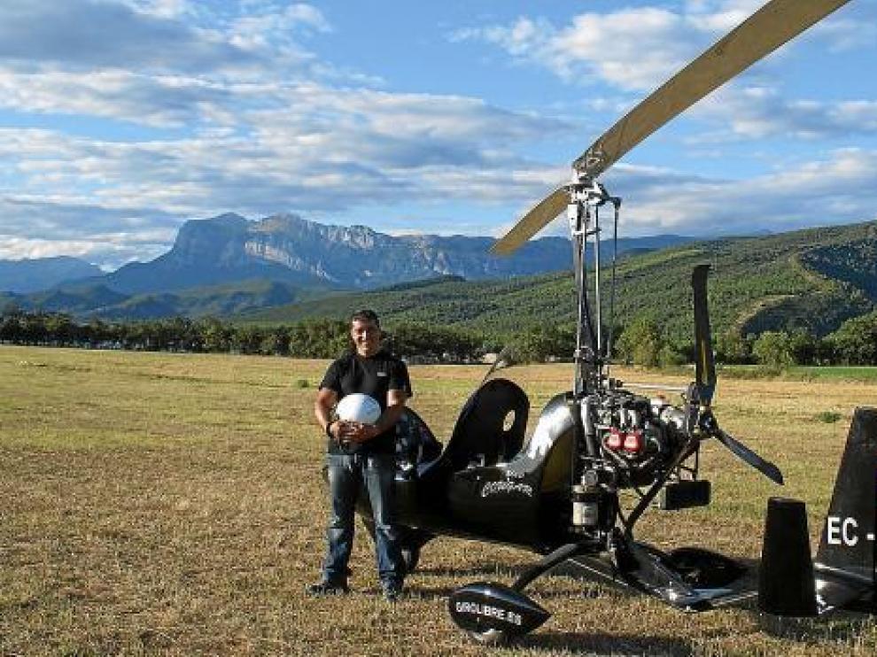 Rafa García con su autogiro matriculado como aparato comercial.
