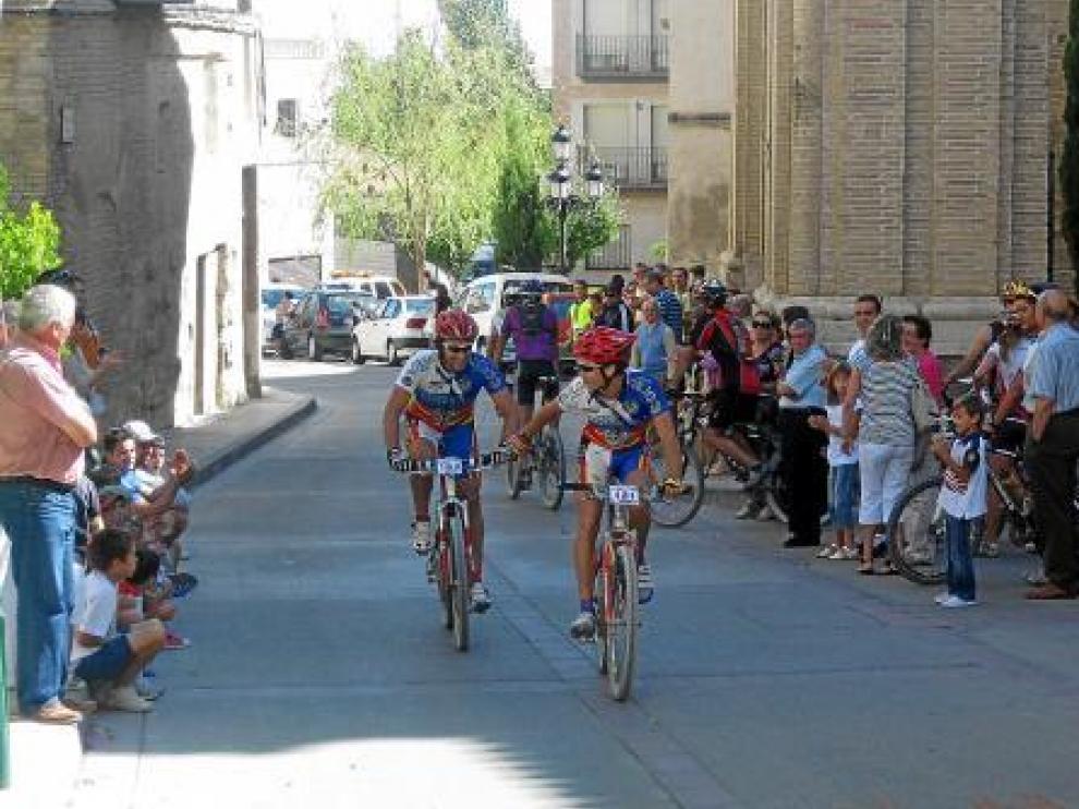 Dos de los participantes en la ruta, a su llegada a la meta en Borja.
