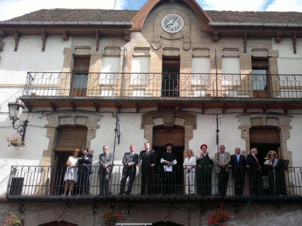 Las autoridades en el balcón del ayuntamiento