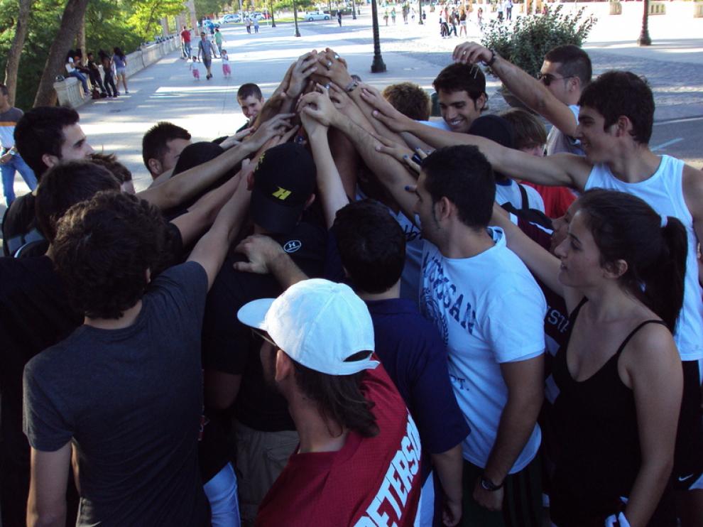 Los participantes hacen el ejercicio de 'romper' a la conclusión de las pruebas.