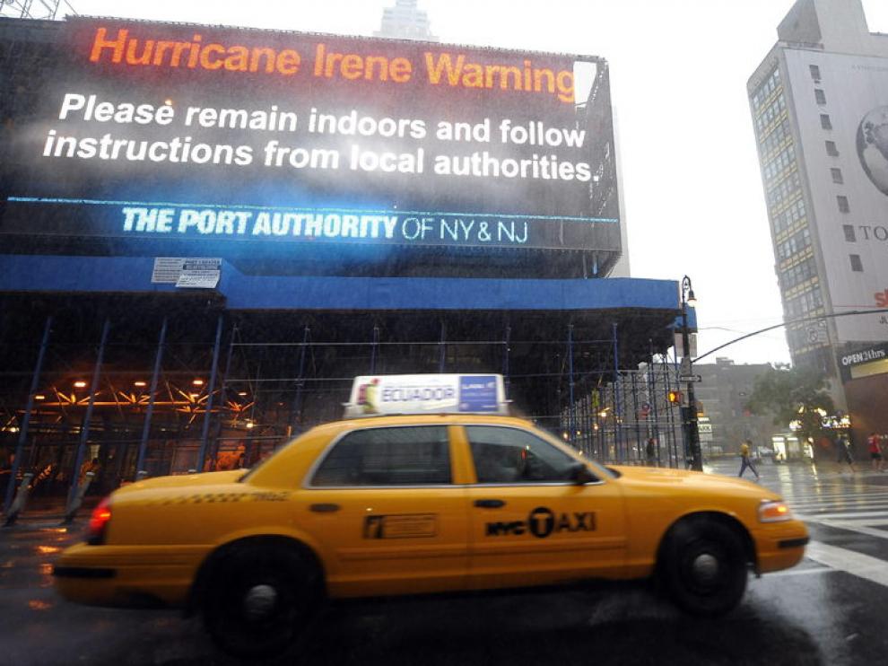 Un cartel en el puerto de Nueva York advierte del huracán Irene