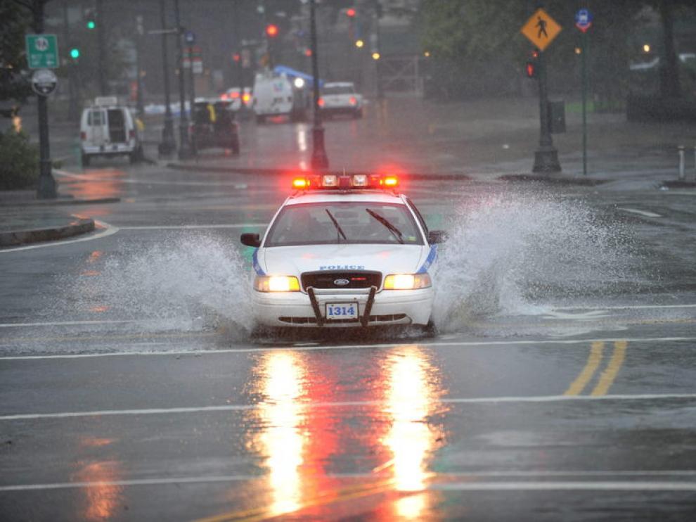 Un coche de la Policía de Nueva York patrullando los alrededores de Manhattan