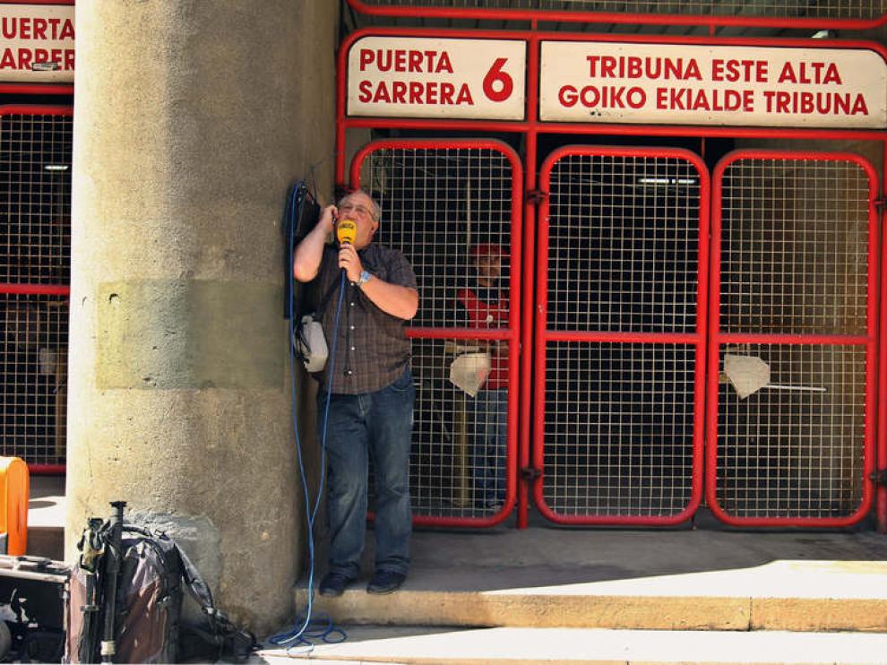 Un periodista, en una puerta de San Mamés ante la imposibilidad de acceder al estadio