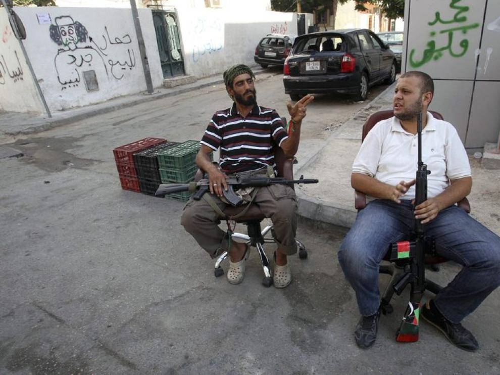 Dos rebeldes se ocupan del control de las calles de Trípoli