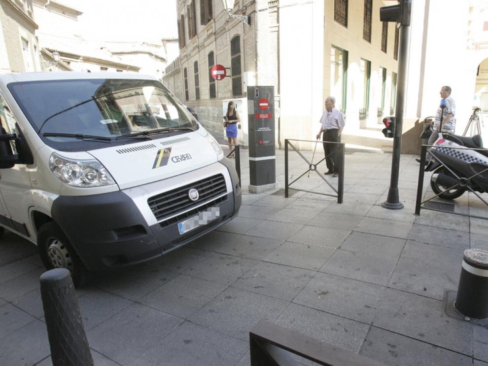 Una furgoneta espera a que se baje el bolardo para poder acceder a la plaza de Luis López Allué.