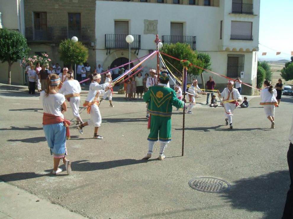 Gracias a trajes antiguos conservados por los vecinos, se ha podido recrear el dance.