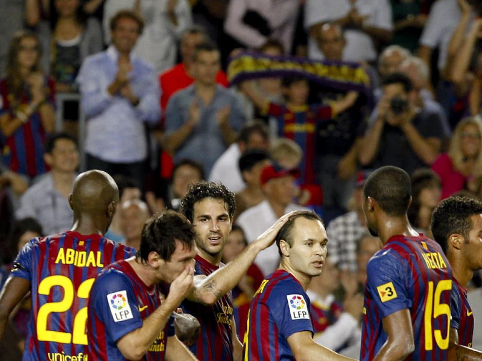 Fábregas celebra su tanto junto a sus compañeros del Barcelona.