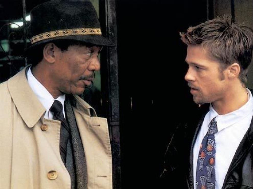 El teniente Somerset (Morgan Freeman) y el detective John Mills (Brad Pitt) en un fotograma de la película