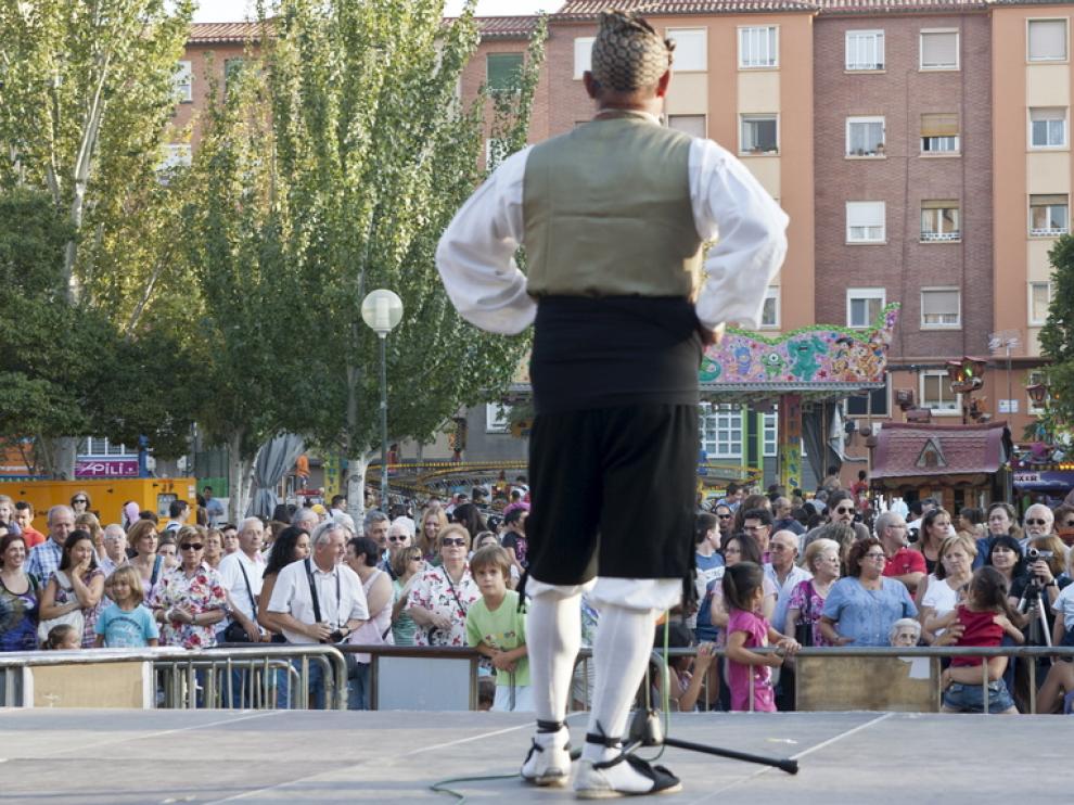 El grupo de jotas La Fiera cantó y tocó ayer en la plaza Mayor.
