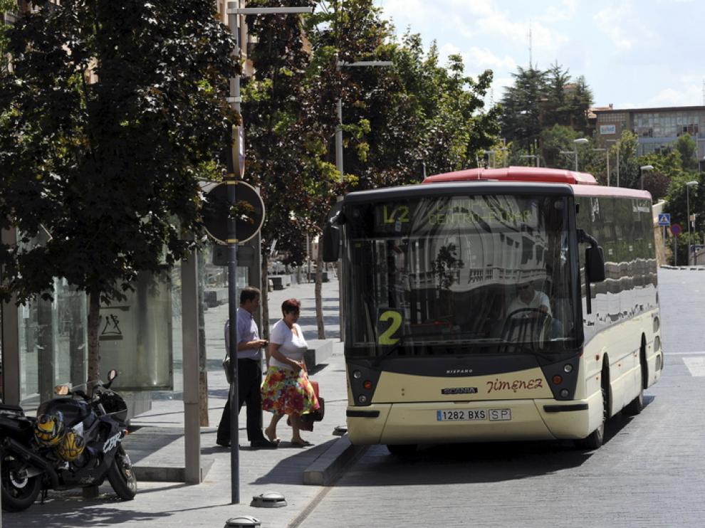 Dos pasajeros toman el autobús urbano en el paseo del Óvalo.