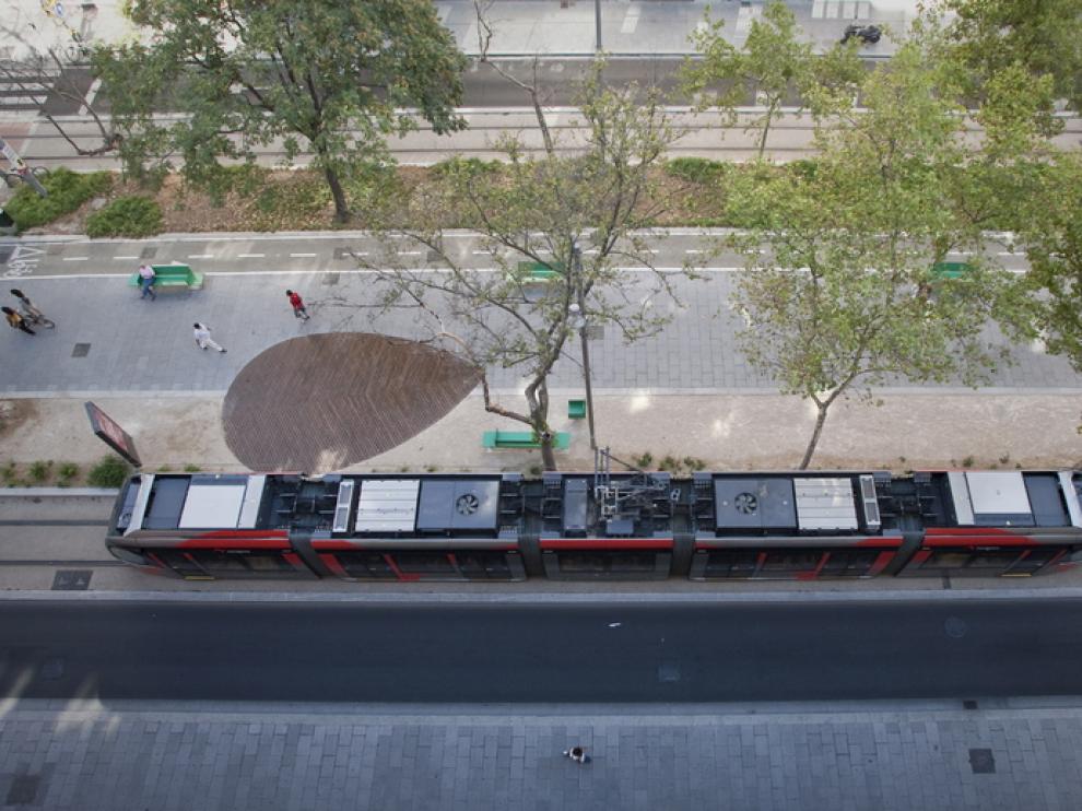 Un tranvía circula por la avenida de Fernando el Católico