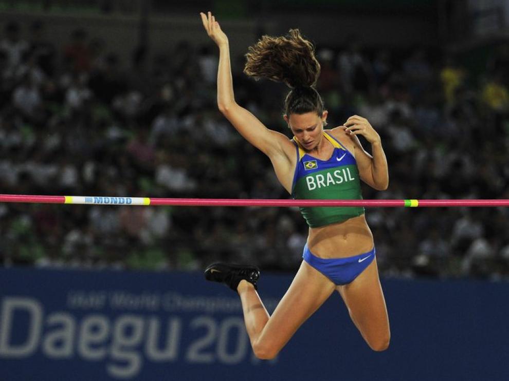 La brasileña Fabiana Murer compite en la final femenina de salto con pértiga