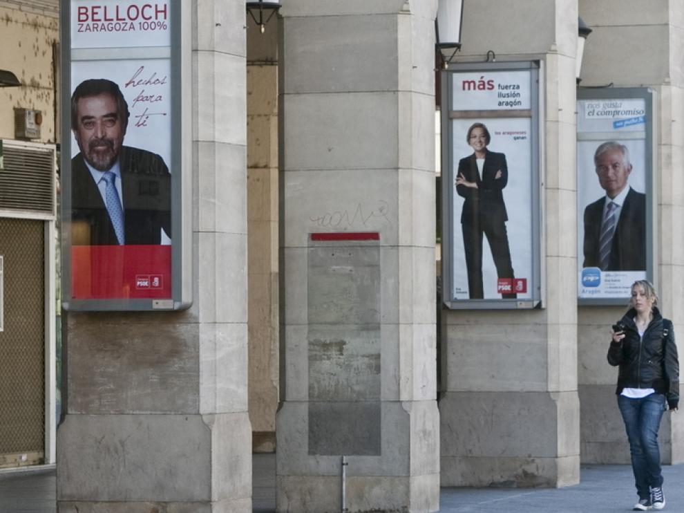Carteles de precampaña electoral en Zaragoza