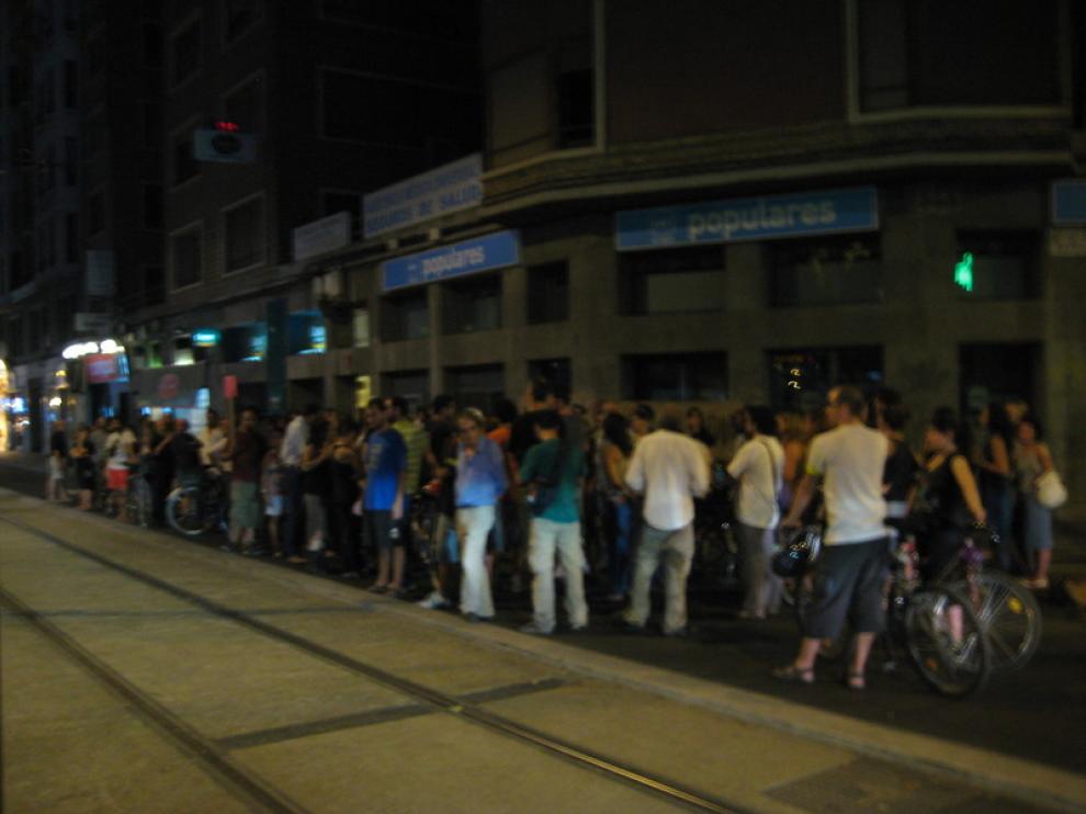 Los manifestantes frente a la sede del PP