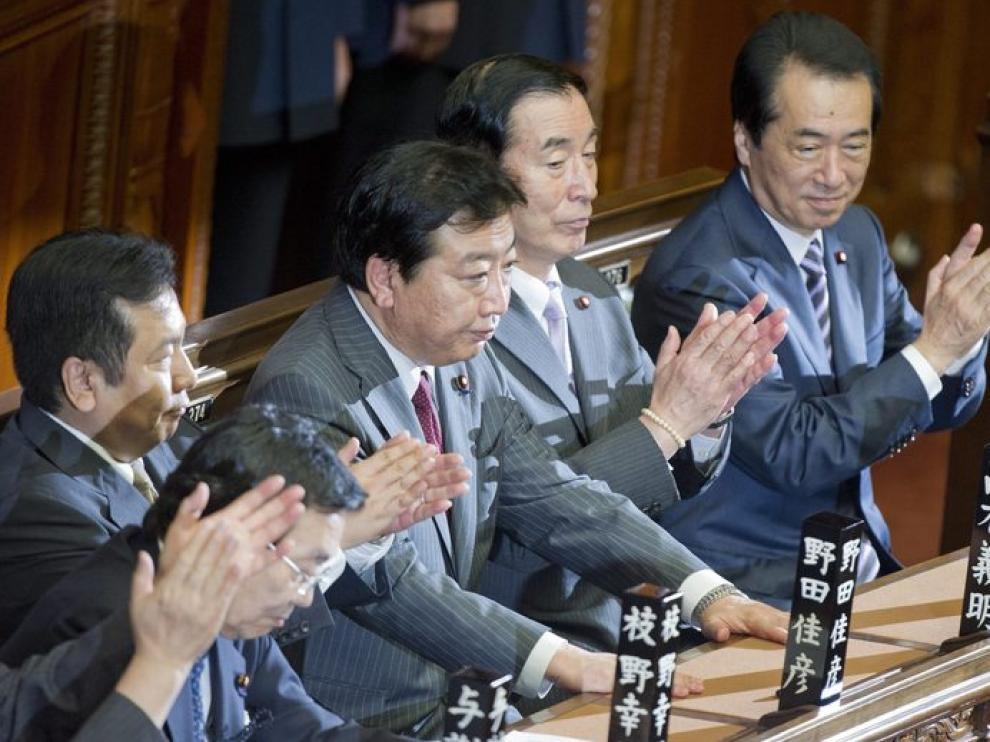 El presidente del gobernante Partido Democrático (PD), Yoshihiko Noda (c), recibe aplausos tras ser eligido