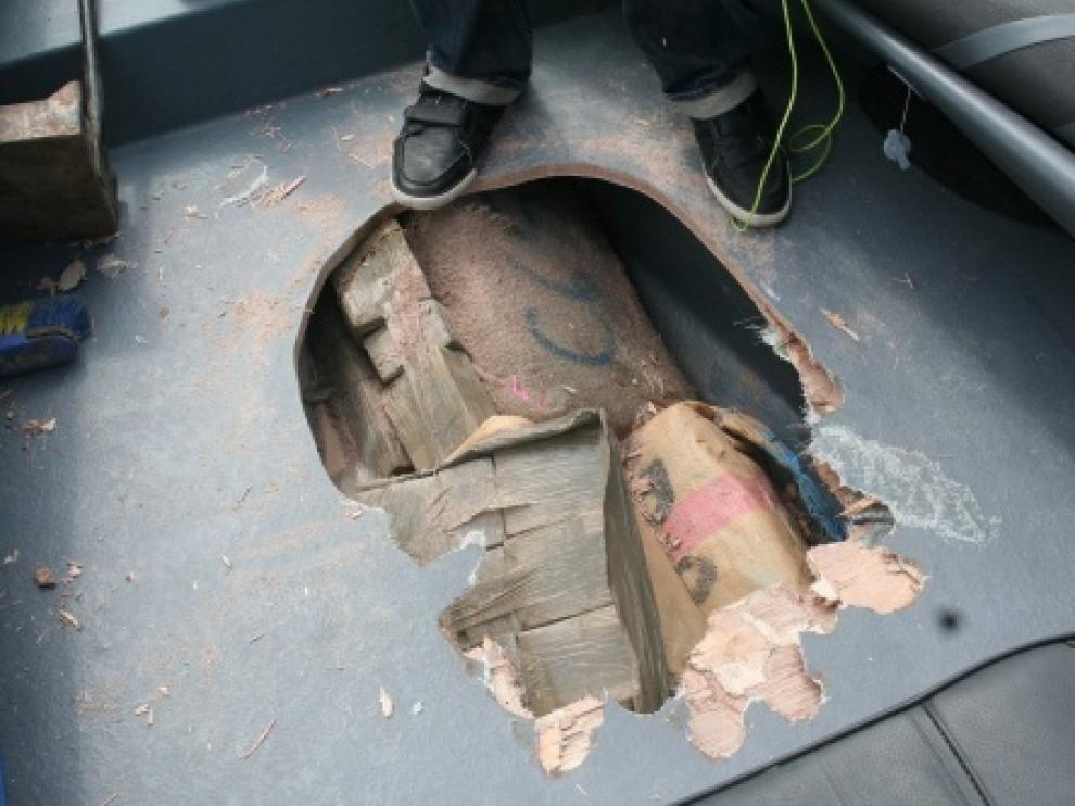 Los detenidos transportaban la droga oculta en la quilla de la embarcación averiada