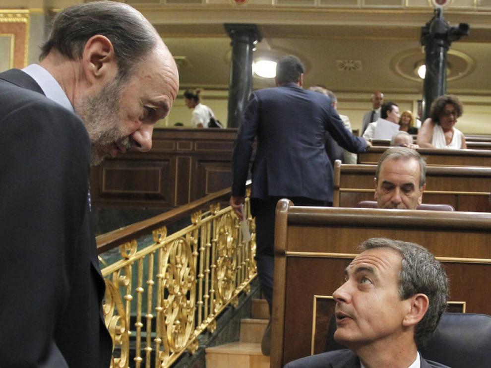 Rubalcaba conversa con Zapatero en el pleno del Congreso