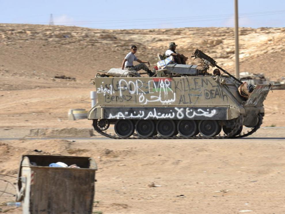 Tanque de los rebeldes libios a unos cien kilómetros de Sirte