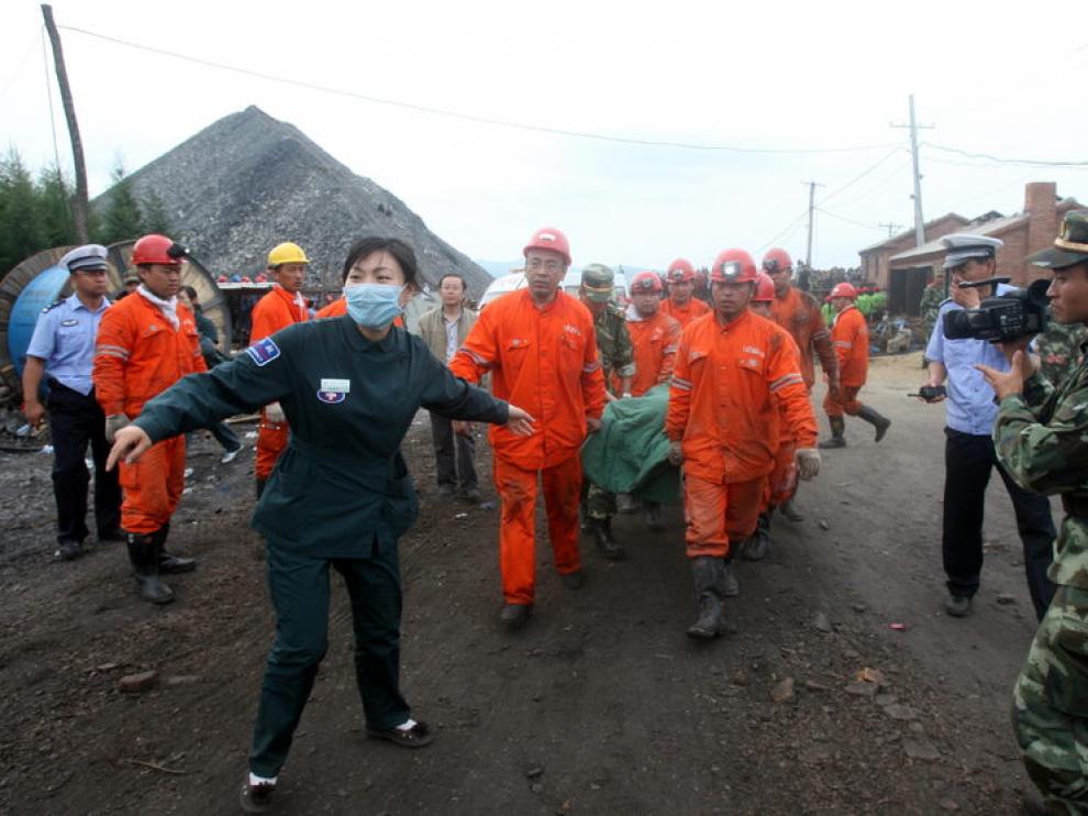 Trabajadores rescatados de una mina al noreste de China