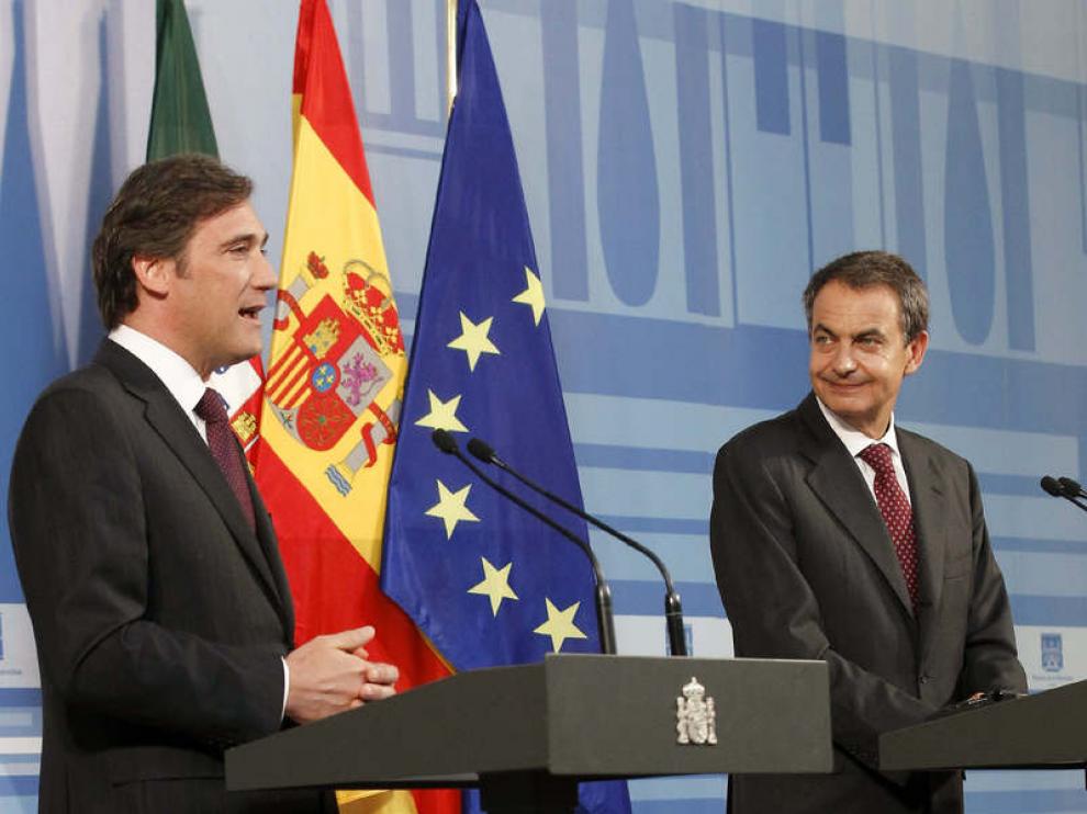 El presidente del Gobierno, José Luis Rodríguez Zapatero (d), junto al primer ministro portugués, Pedro Passos Coelho