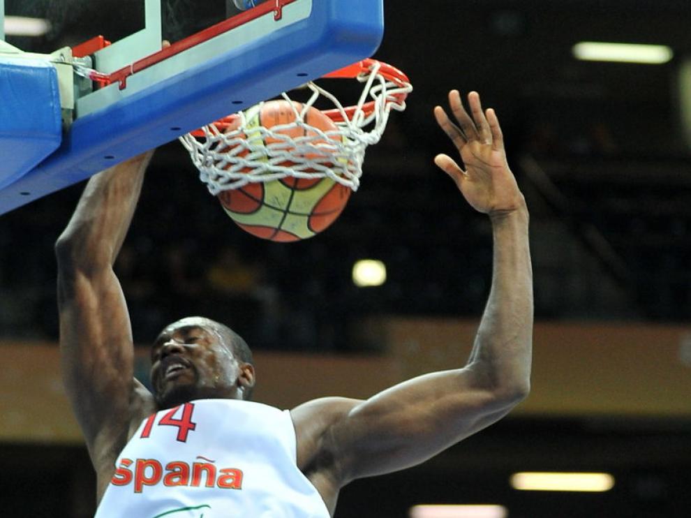Ibaka machaca el aro de Polonia