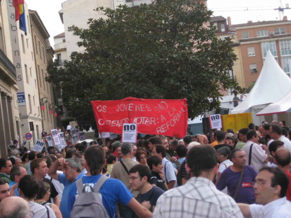 Cientos de personas se concentran contra la reforma constitucional en la Plaza del Pilar.