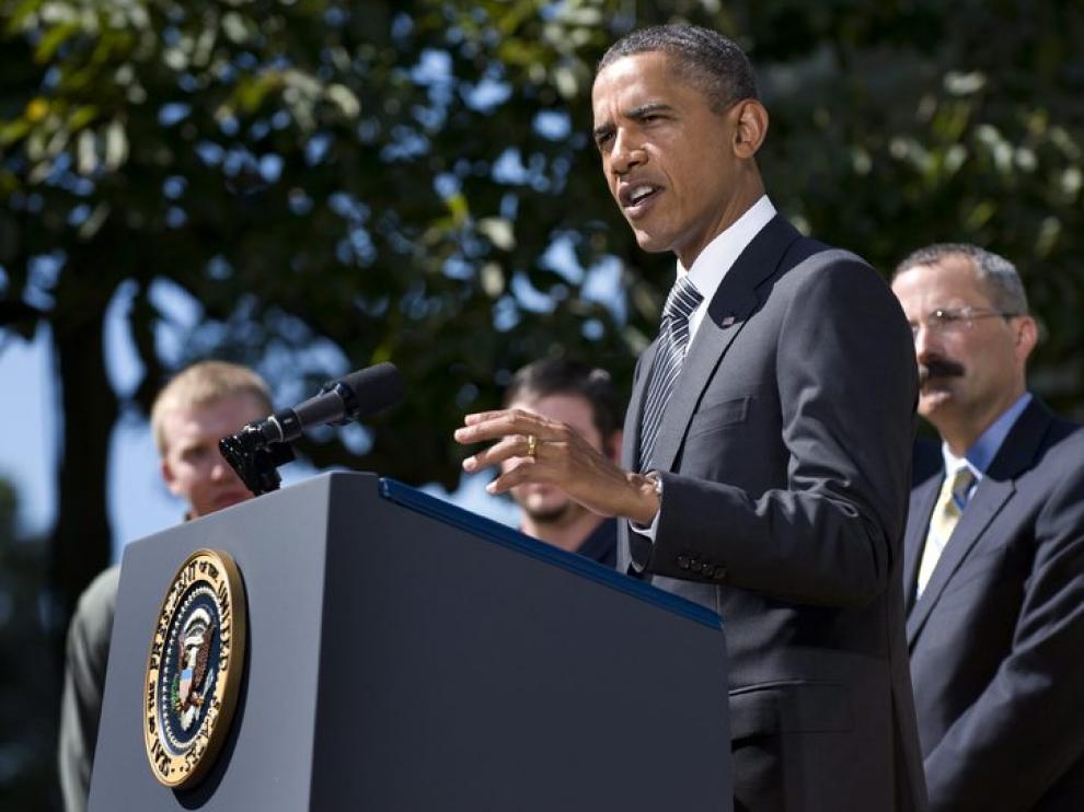 Barack Obama dando un discurso sobre la ley de transporte terrestre.