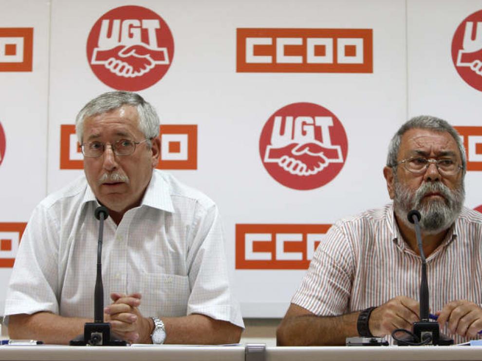 Los secretarios general de CC. OO, Ignacio Fernández Toxo, y de UGT, Cándido Méndez, durante la rueda de prensa