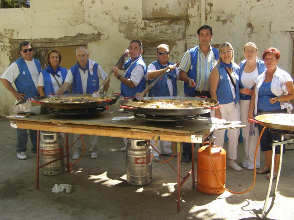Peñistas de la Garrafus degustando la comida de hermandad.