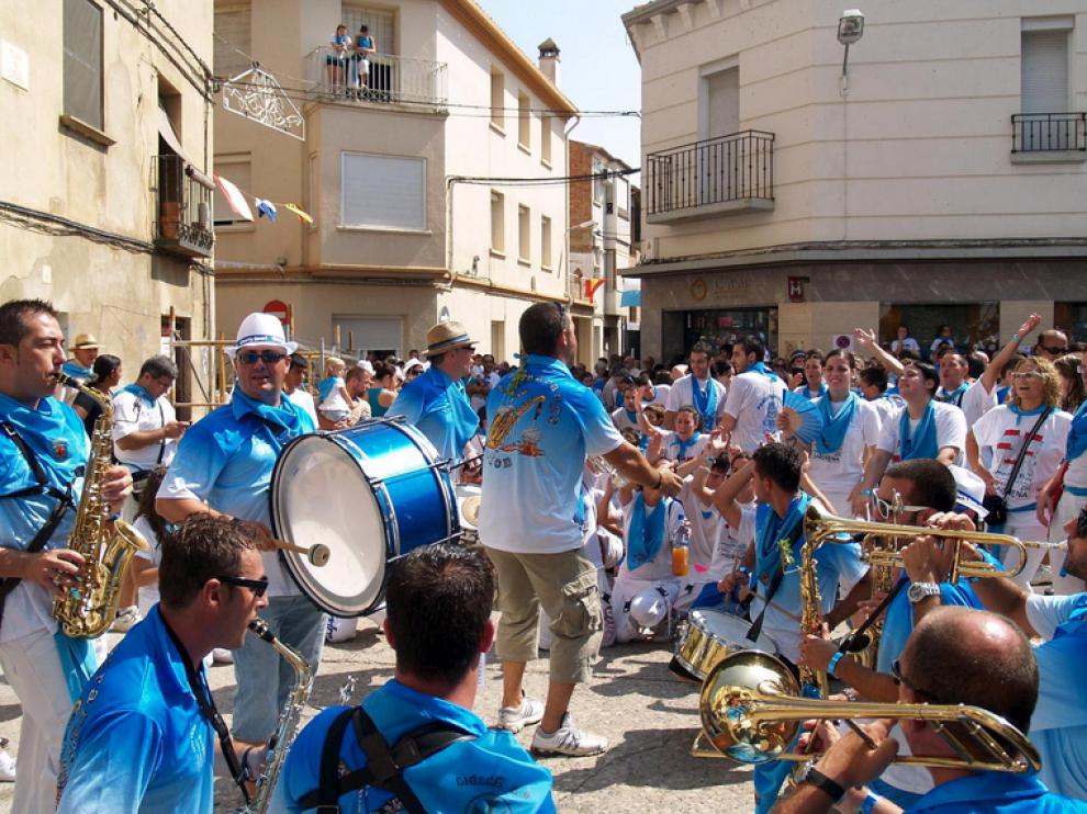 Los vecinos se lo pasaron en grande con la música de la charanga.