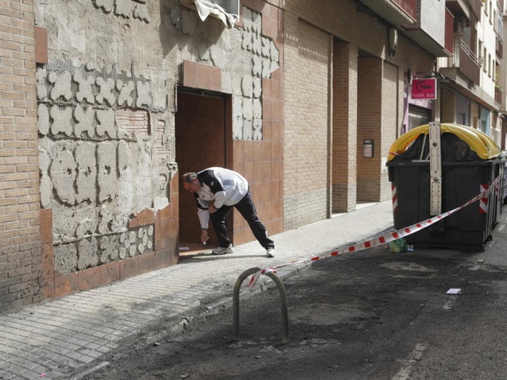 Daños generados por la quema de un contenedor en Zaragoza.
