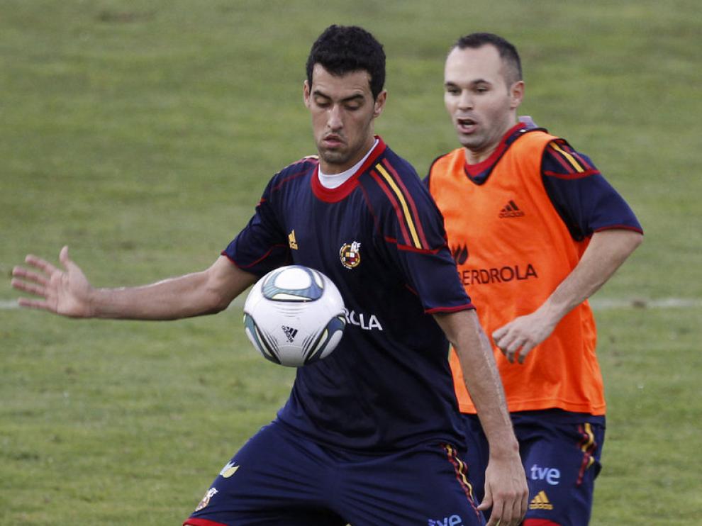 Sergio Busquets junto a Iniesta