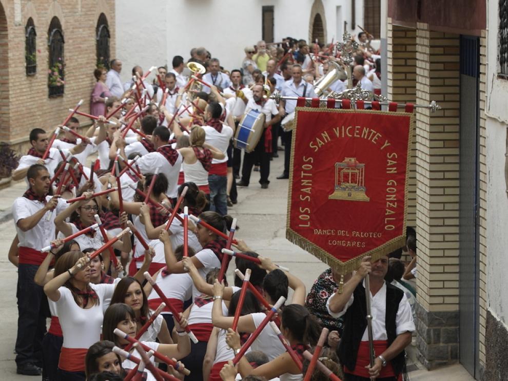 Los vecinos de Longares bailan en honor de sus santos.