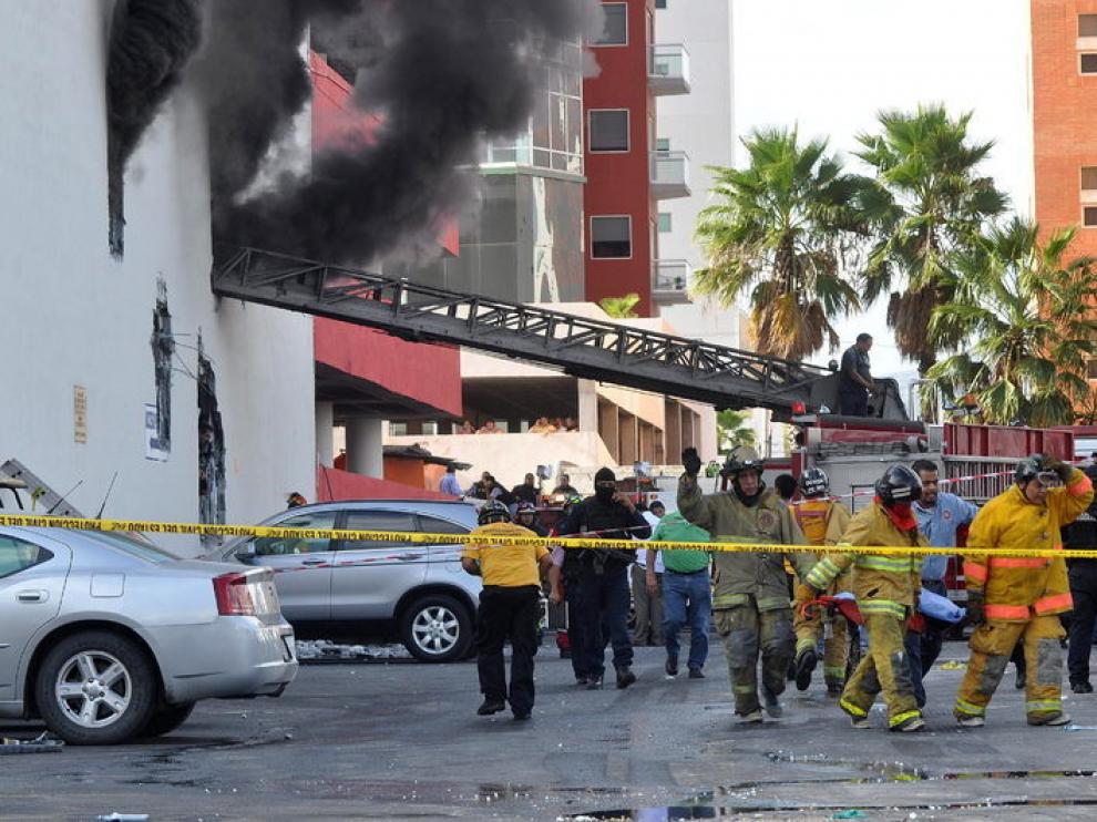 Personal de emergencias trabajando en los exteriores del casino de Monterrey tras el ataque