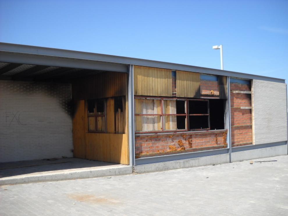 Uno de los kiosko del Corredor Verde quemado y abandonado
