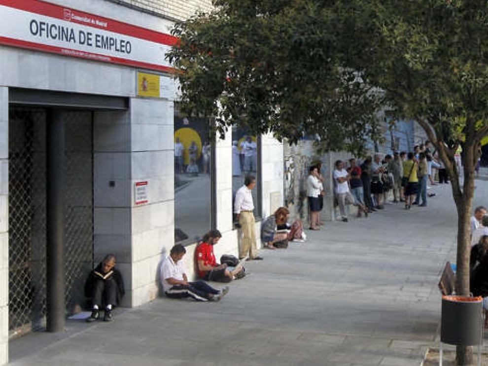Imagen de archivo de una fila de parados en una oficina de empleo