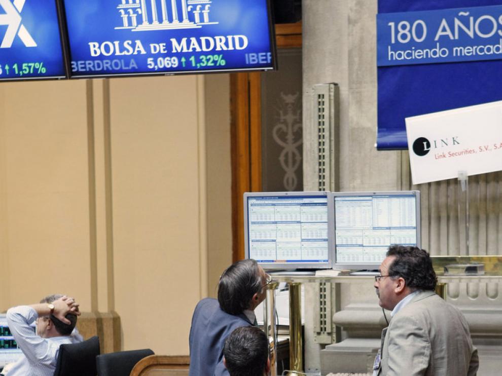 Varios operadores observan las pantallas de la Bolsa de Madrid