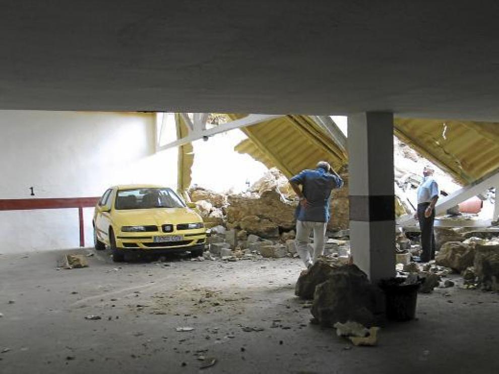 Interior del garaje, donde las rocas sepultaron tres vehículos y dañaron un cuarto.