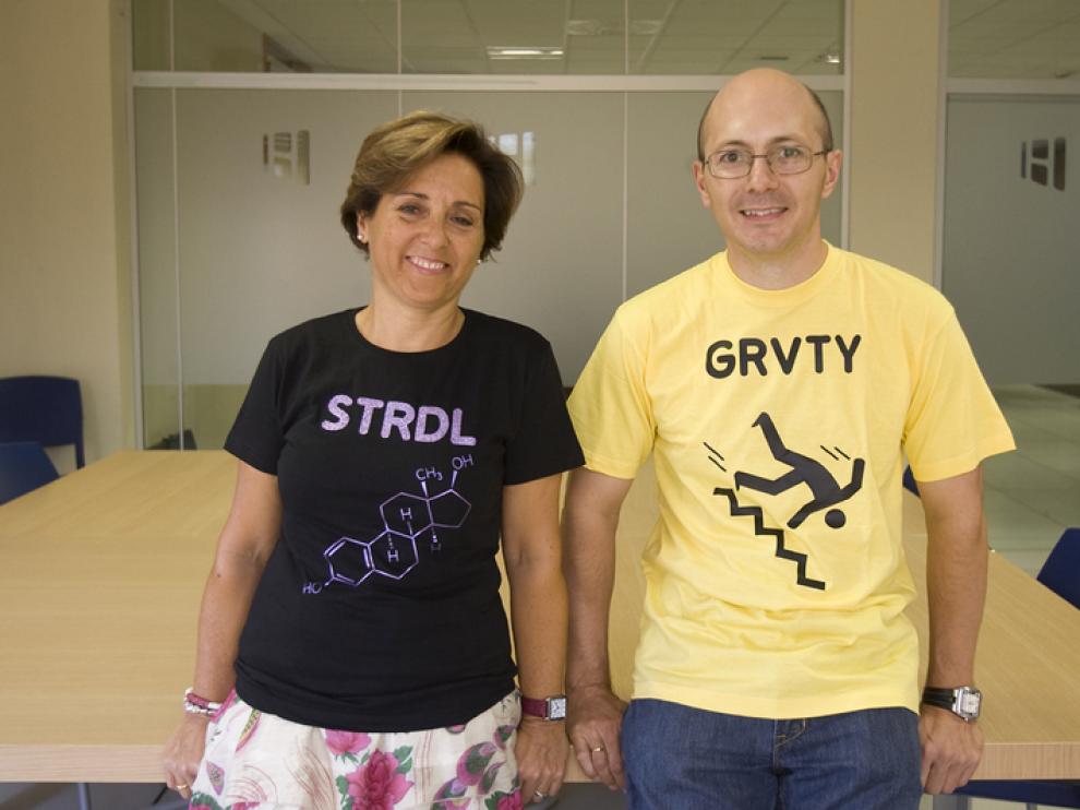 Carmen Jiménez y Víctor Roda se acercaron a HERALDO a por sus camisetas