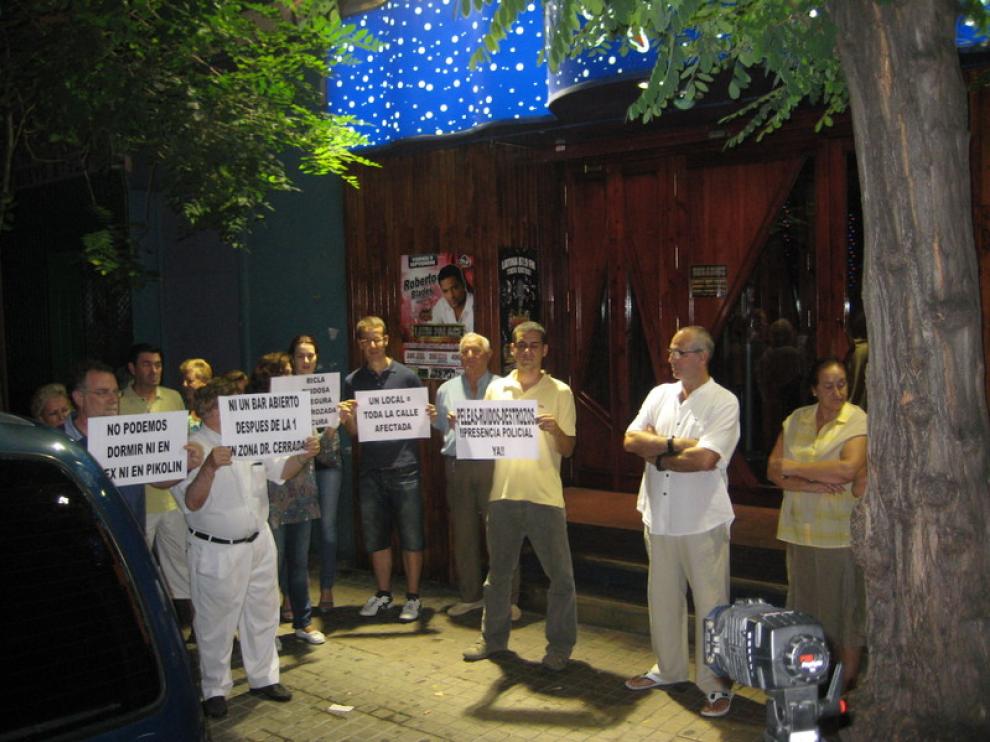 Los vecinos de la calle Ricla en la protesta ante la discoteca de la misma calle