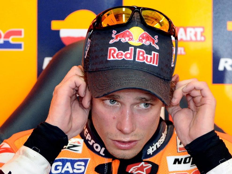 Stoner se concentra en el box de Repsol