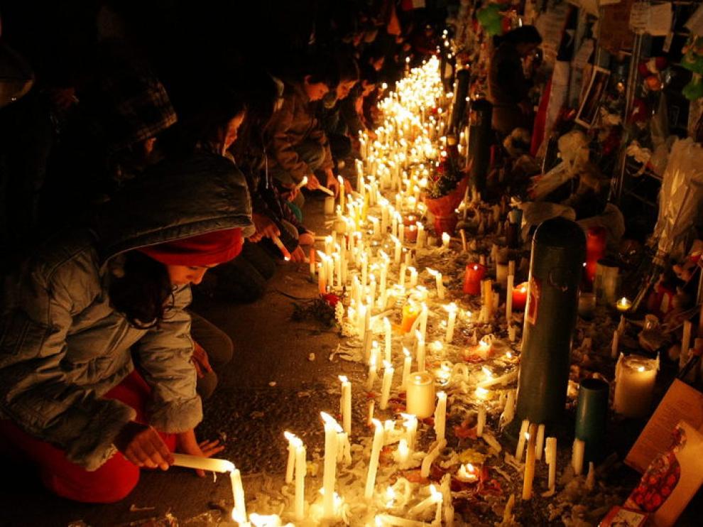 Cientos de personas se congregaron ayer con velas frente a la sede de la Televisión Nacional de Chile