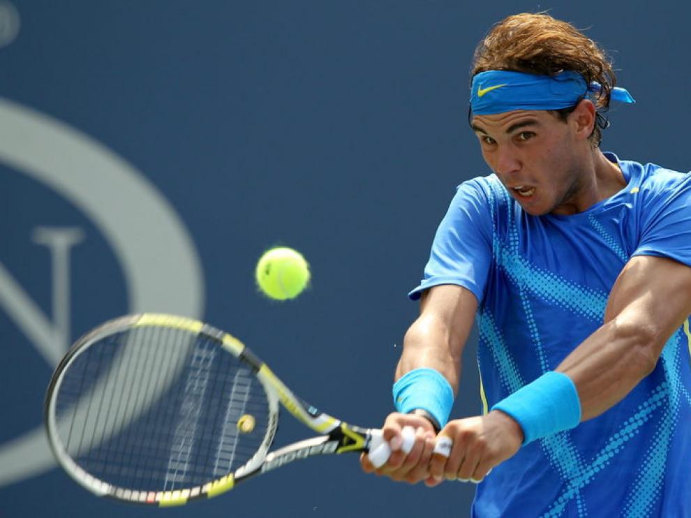 Nadal devuelve la bola en su partido ante Nalbandian