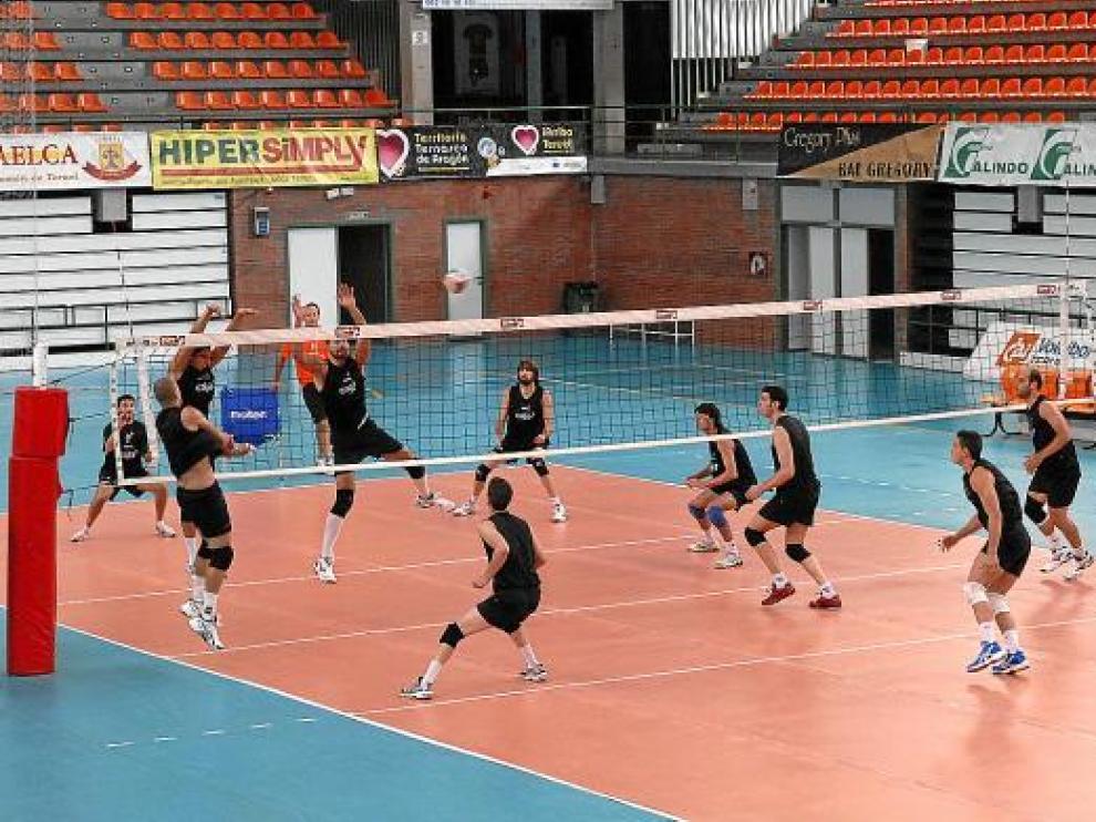 La plantilla del Caja 3 Teruel, en el entrenamiento vepertino de este lunes en Los Planos