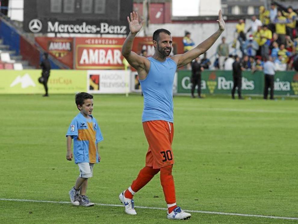 Toni Doblas se despide de la afición del Alcoraz al finalizar la segunda campaña de la SD Huesca en la categoría de plata.