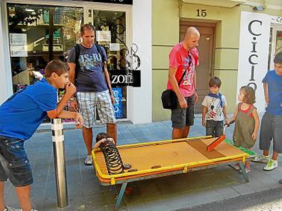 También hubo juegos de ingenio hechos con material reciclado.