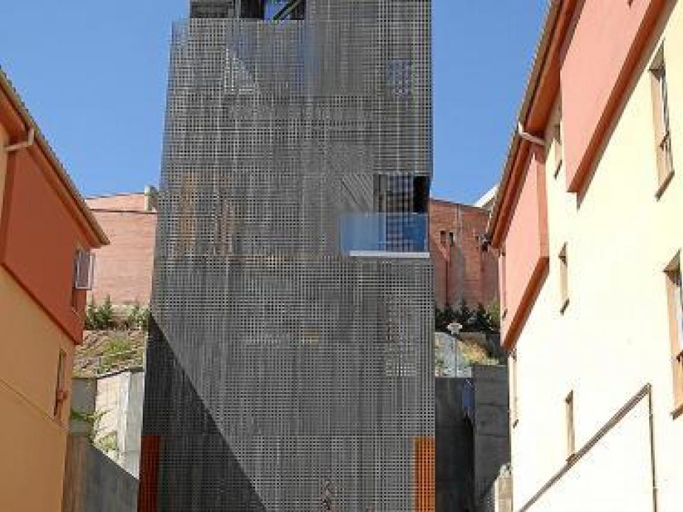 Dos vecinos observan el ascensor desde San Julián.