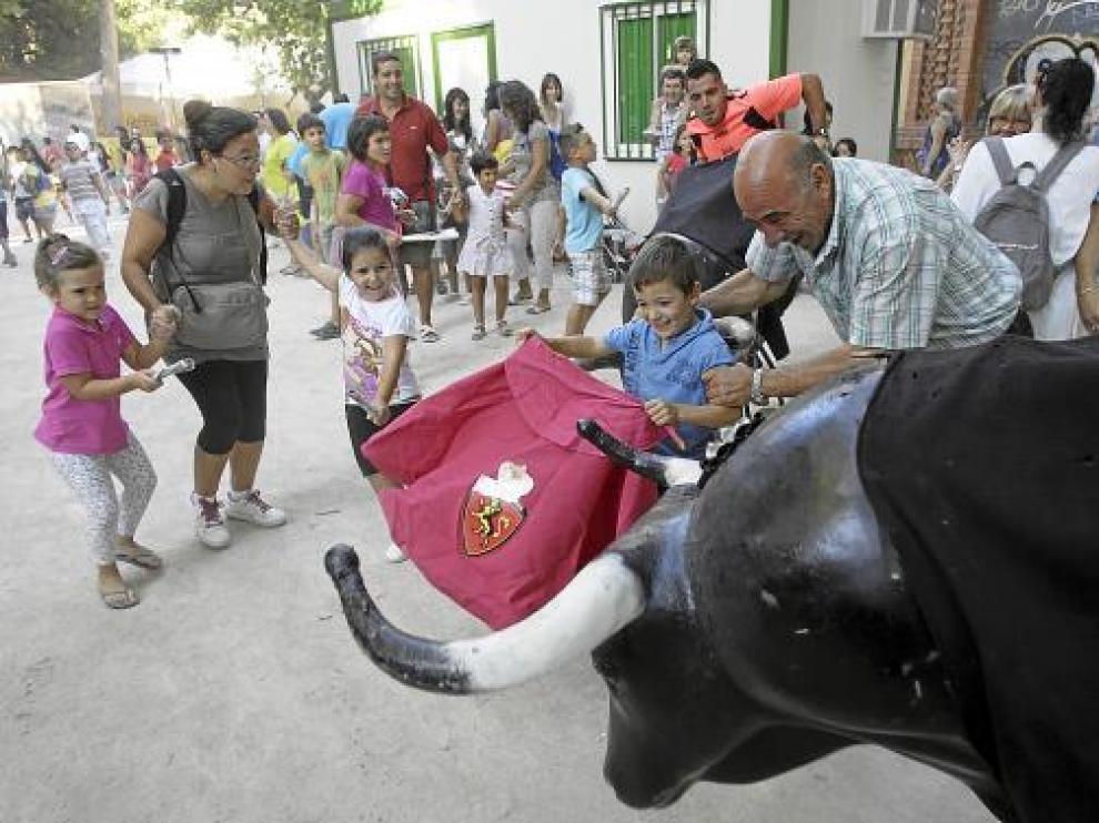 El pequeño Daniel Bardají, de 4 años, torea a uno de los toros de cartón del encierro infantil de ayer.