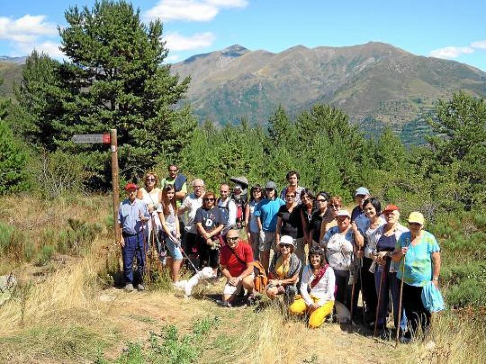 Público que participó en la ruta naturalista, dentro de las actividades de Guayente Itinera.